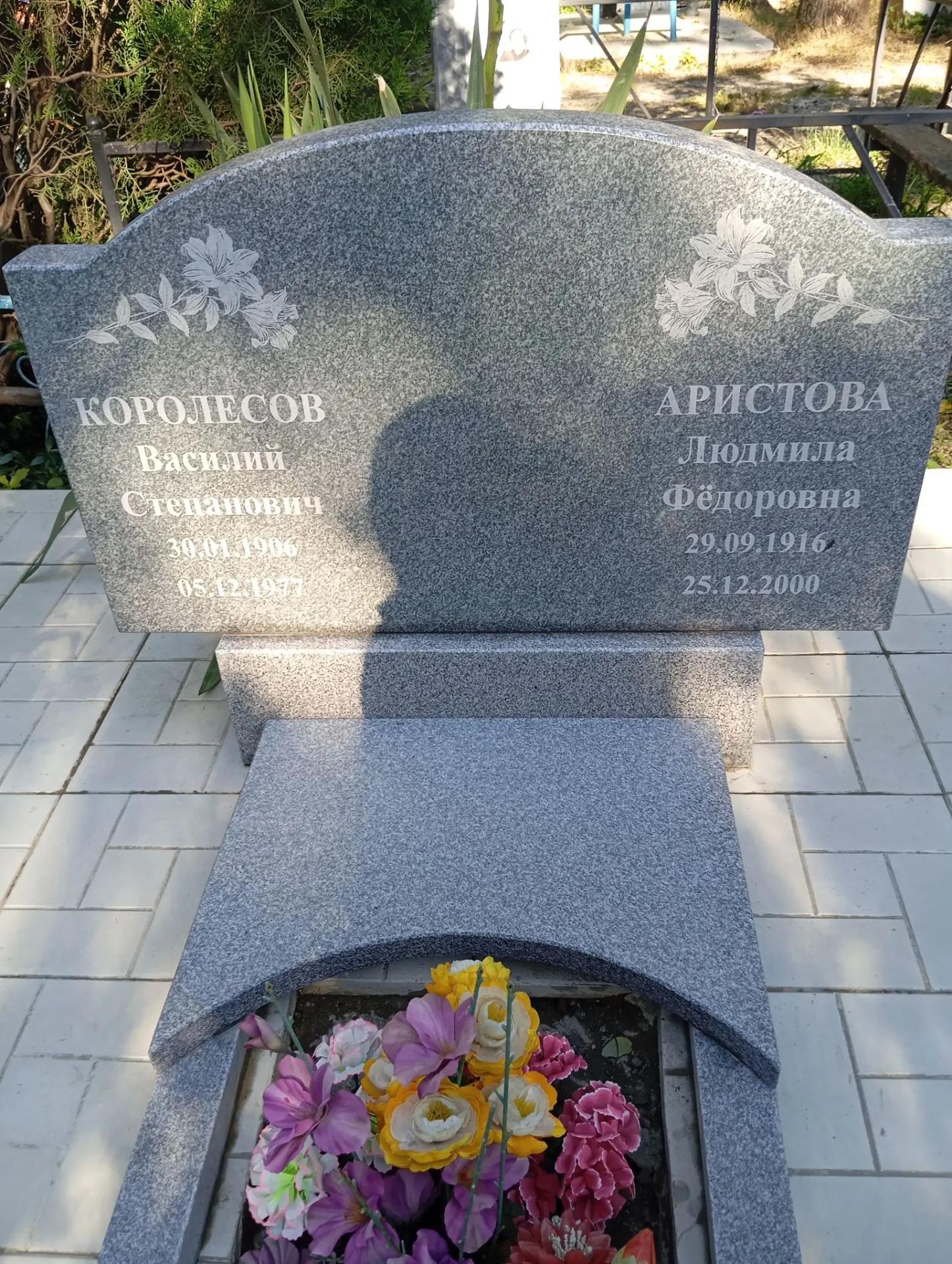 Памятник из серого гранита на Славянском кладбище Памятник из серого гранита на Славянском кладбище
