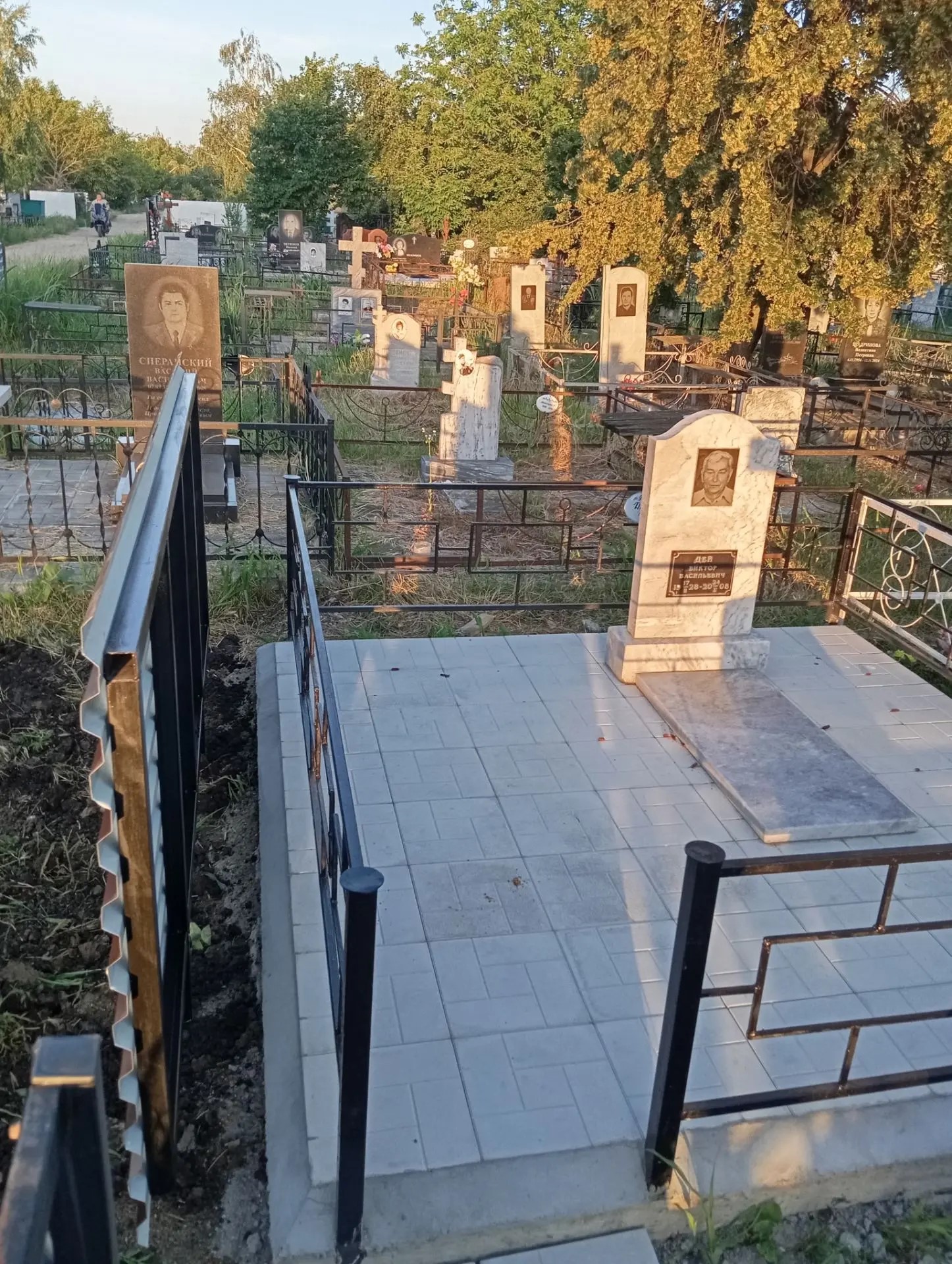 Благоустройство захоронения, монтаж памятника на Славянском кладбище Благоустройство захоронения, монтаж памятника на Славянском кладбище