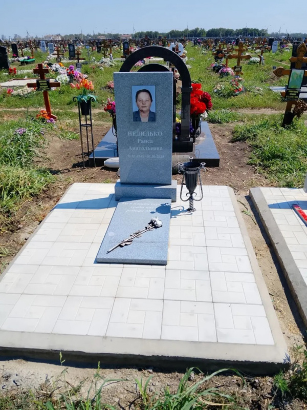 Памятник из серого гранита на Новом городском кладбище