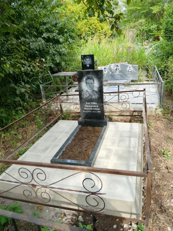 Памятник с площадкой из тротуарной плитки на Славянском кладбище