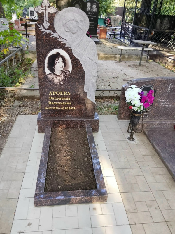 Памятник и площадка из тротуарной плитки на Славянском кладбище