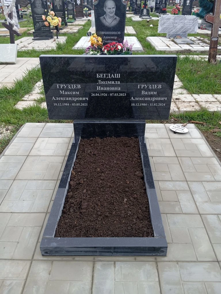 Памятник и благоустройство захоронения на Новом городском кладбище Памятник и благоустройство захоронения на Новом городском кладбище