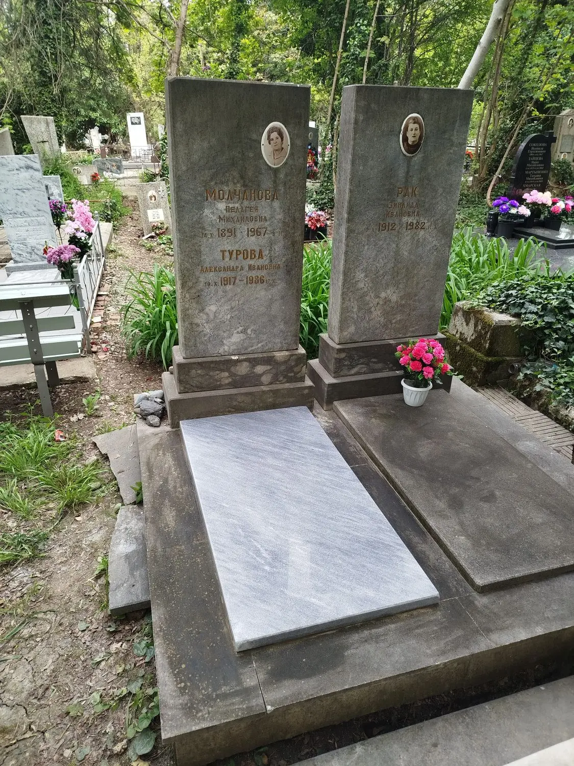 Памятник на Славянском кладбище Памятник на Славянском кладбище