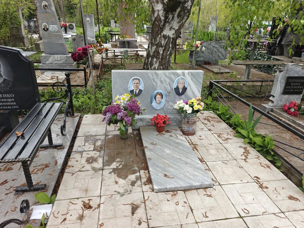 Табличка из металла на Славянском кладбище Табличка из металла на Славянском кладбище