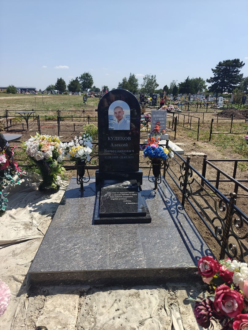 Памятник и благоустройство захоронения в станице Ирклиевской Памятник и благоустройство захоронения в станице Ирклиевской
