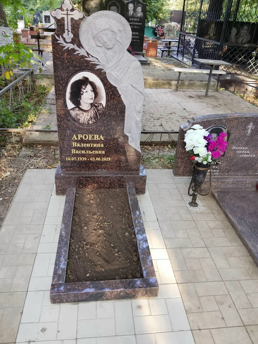 Памятник и площадка из тротуарной плитки на Славянском кладбище Памятник и площадка из тротуарной плитки на Славянском кладбище
