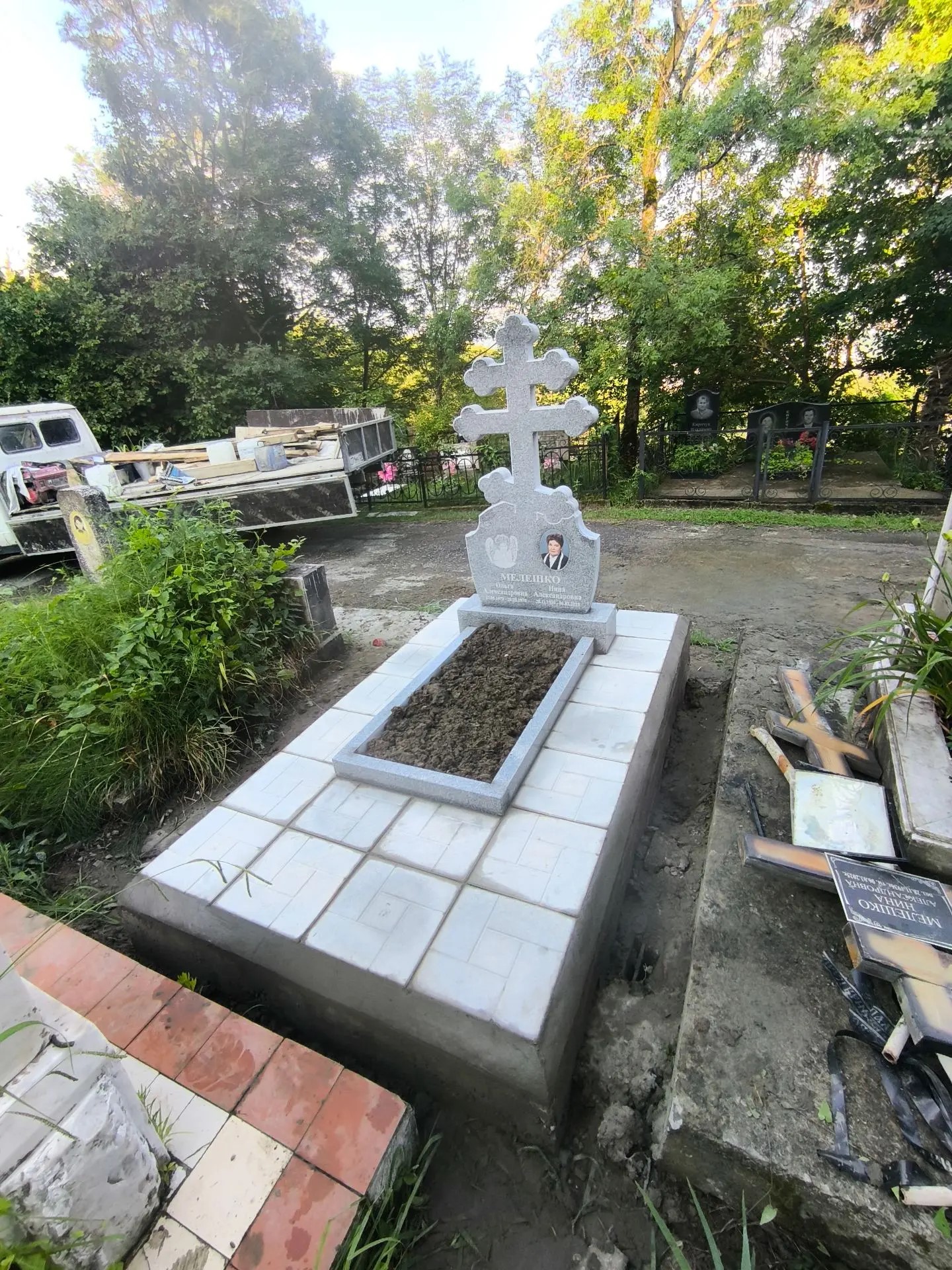 Памятник и благоустройство захоронения в г. Сочи Памятник и благоустройство захоронения в г. Сочи