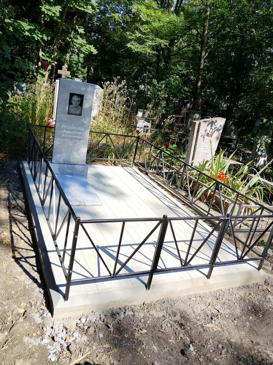 Памятник из серого мрамора на Славянском кладбище