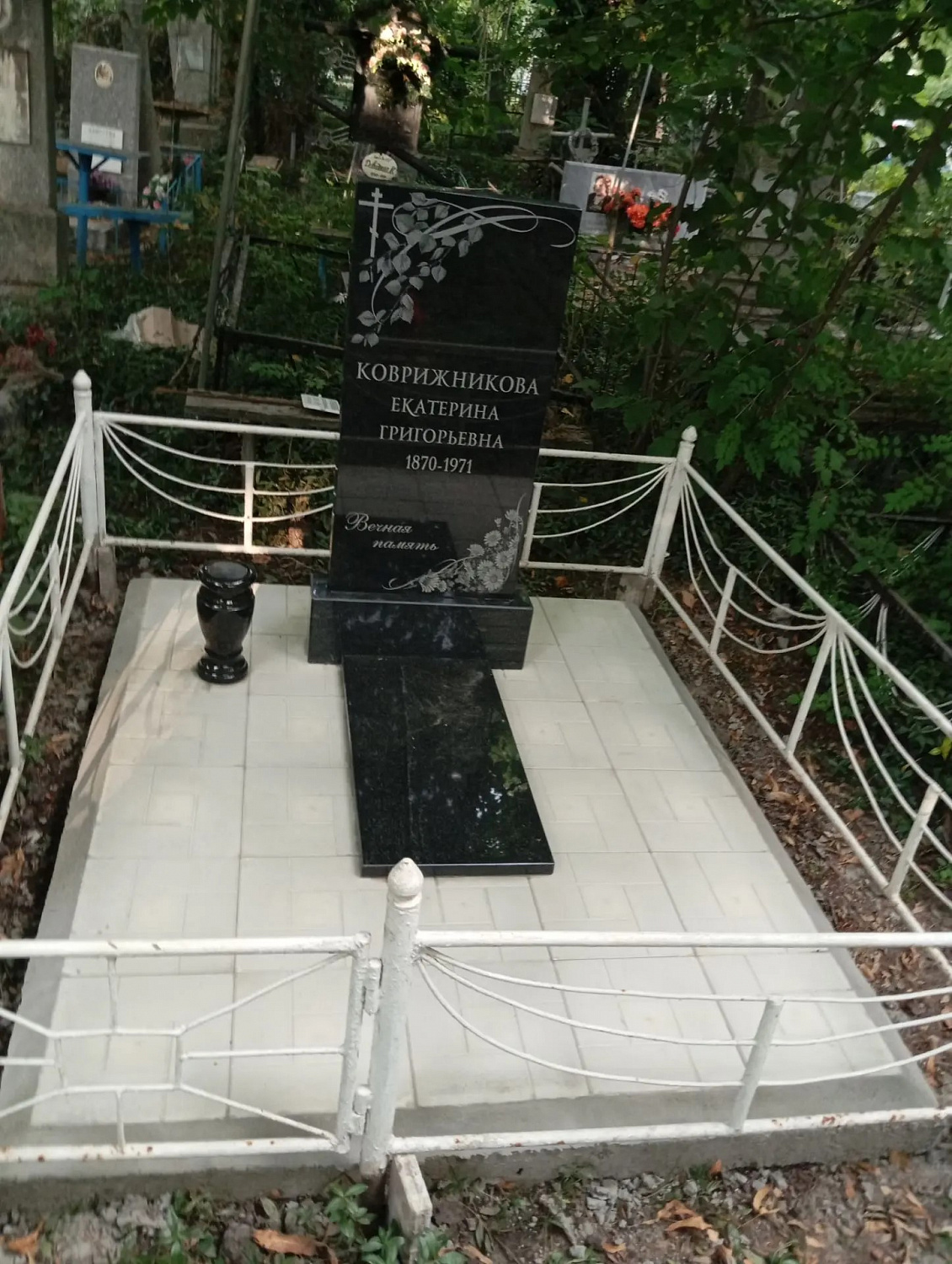 Памятник + площадка из тротуарной плитки Славянское кладбище