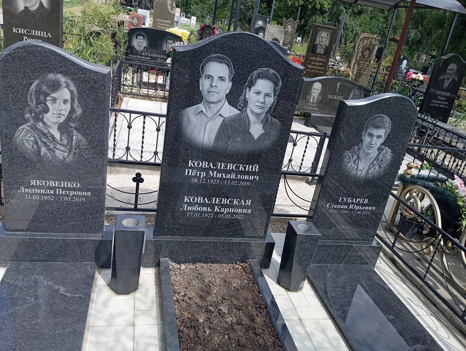 Памятник и благоустройство захоронения в Пригородном кладбище, Краснодар