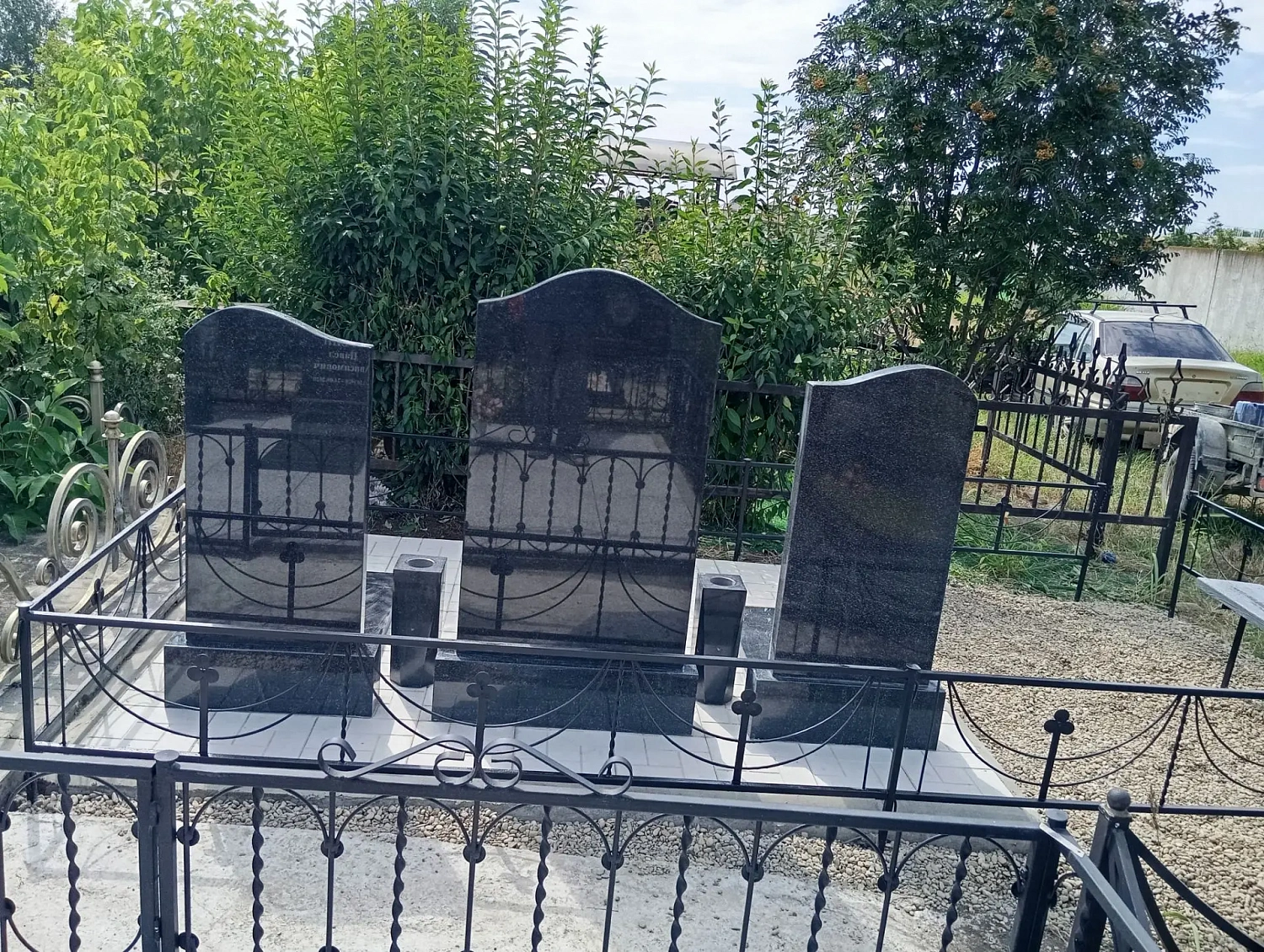 Памятник и благоустройство захоронения в Пригородном кладбище, Краснодар