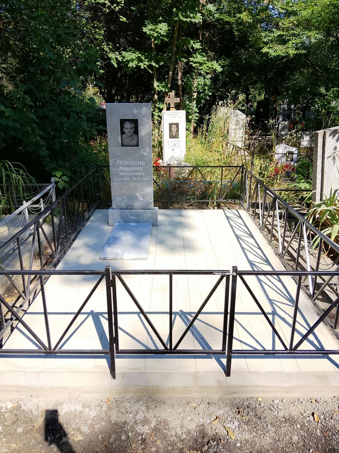 Памятник из серого мрамора на Славянском кладбище